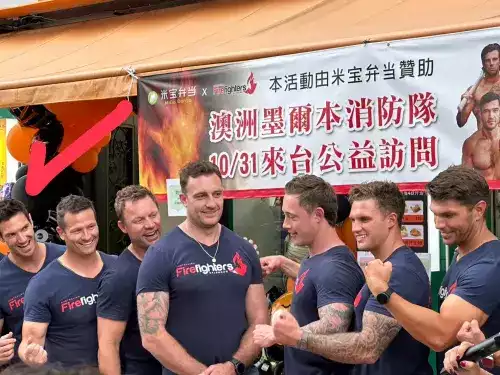 ▲高雄便當店邀請到澳洲消防員猛男來台舉辦公益活動,今日康芮颱風來襲依舊不擋民眾熱情,讓便當店中午擠滿人潮。(圖/民眾蕭小姐提供)